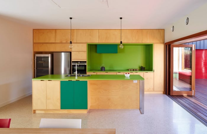 Thiết kế nội thất nhà bếp chung cư màu xanh lá cây - Azio Home