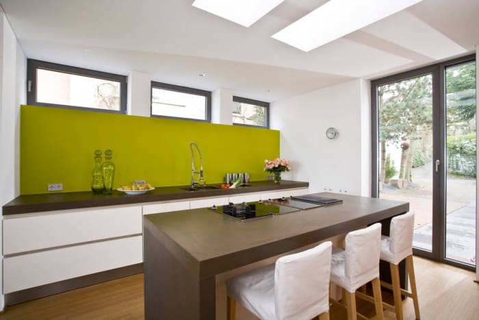 Thiết kế nội thất nhà bếp biệt thự màu xanh lá cây